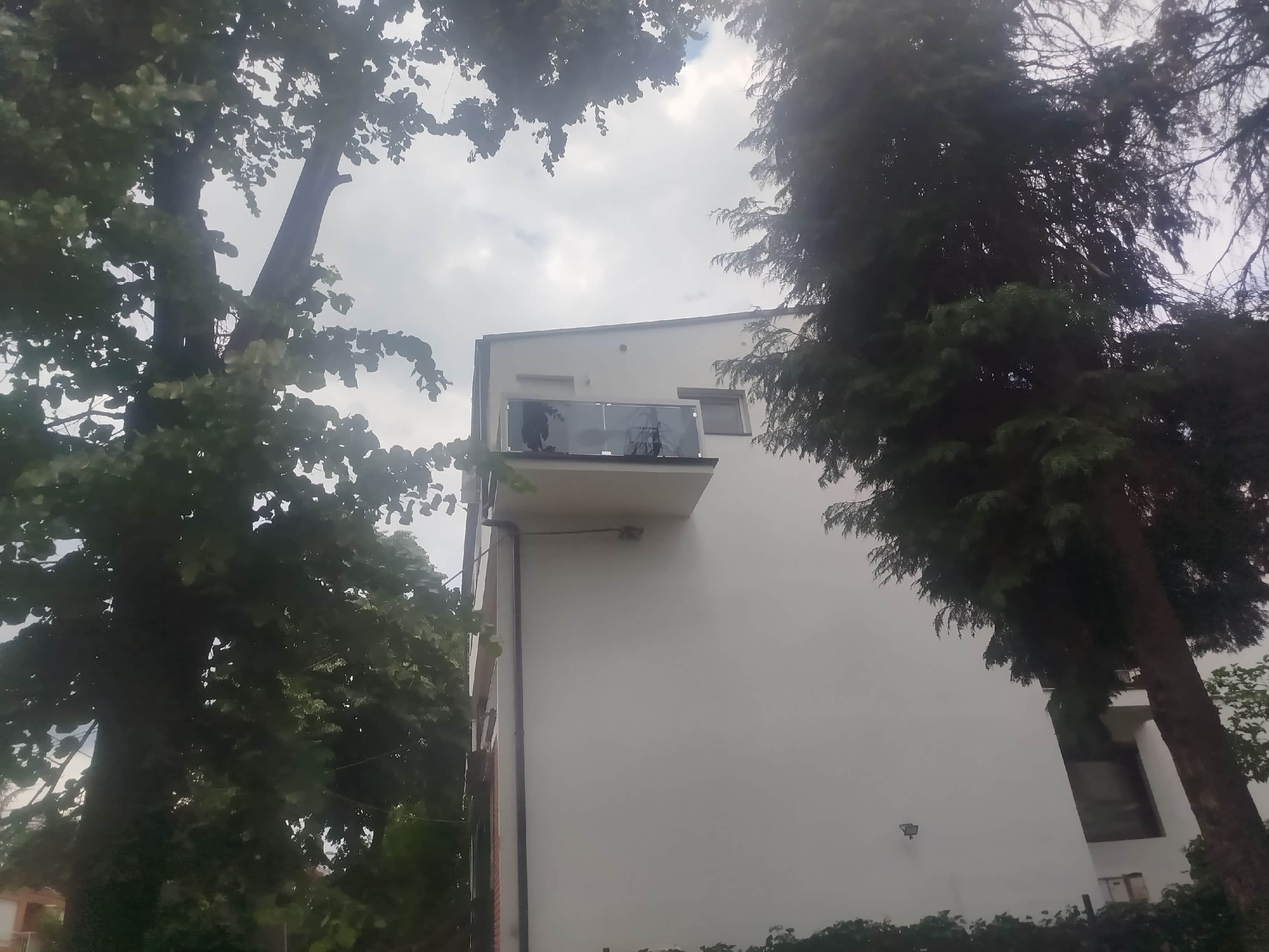 Montažna terasa na stambenoj zgradi — pogled sa strane